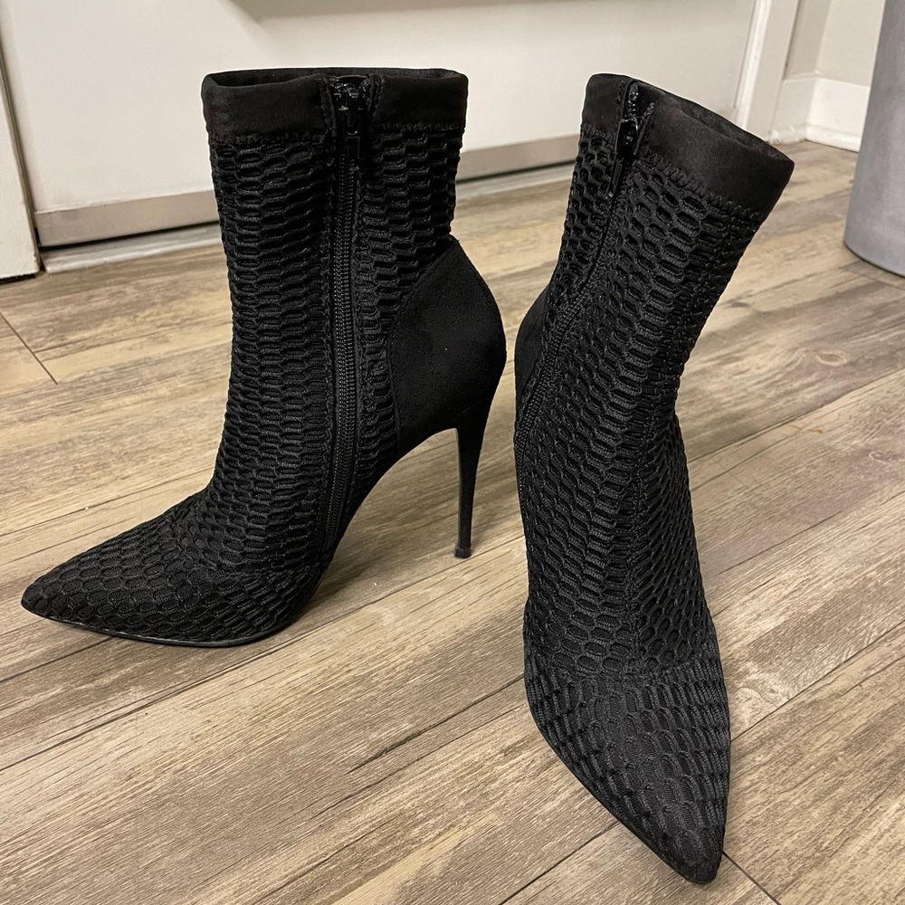 Steve Madden Raylen Booties in Black (Size: 7)